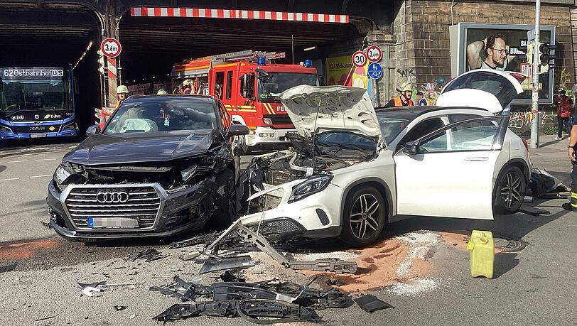 Der Unfall an der Kreuzung Thalkirchner Straße und Tumblingerstraße forderte zwei Verletzte, ein Mann kam ins Krankenhaus. Der Unfall an der Kreuzung Thalkirchner Straße und Tumblingerstraße forderte zwei Verletzte, ein Mann kam ins Krankenhaus.