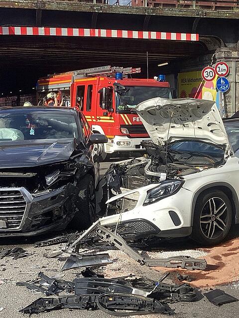 Der Unfall an der Kreuzung Thalkirchner Stra&szlig;e und Tumblingerstra&szlig;e forderte zwei Verletzte, ein Mann kam ins Krankenhaus.