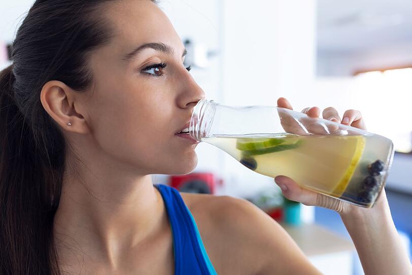 Durch die entgiftende Wirkung hilft auch das regelmäßige Trinken von Zitronenwasser für ein klares Hautbild. Denn die Wirkstoffe in der Zitrone helfen, freie Radikale im Körper zu binden, das zeigt sich auch an der Haut: Pickel oder Akne werden bekämpft. Ein weiterer Pluspunkt: durch die Extraportion Flüssigkeit bleibt auch der restliche Körper hydriert und fit. Durch die entgiftende Wirkung hilft auch das regelmäßige Trinken von Zitronenwasser für ein klares Hautbild. Denn die Wirkstoffe in der Zitrone helfen, freie Radikale im Körper zu binden, das zeigt sich auch an der Haut: Pickel oder Akne werden bekämpft. Ein weiterer Pluspunkt: durch die Extraportion Flüssigkeit bleibt auch der restliche Körper hydriert und fit.