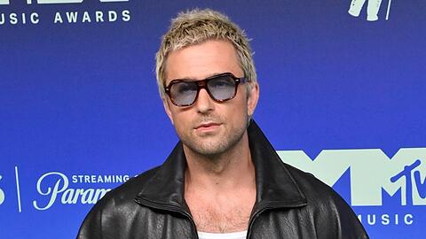 Brandon Sklenar tr&auml;gt seine Haare nun k&uuml;rzer und blond. Au&szlig;erdem hat er sich von seinem Schnurrbart verabschiedet.