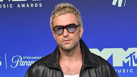 Brandon Sklenar tr&auml;gt seine Haare nun k&uuml;rzer und blond. Au&szlig;erdem hat er sich von seinem Schnurrbart verabschiedet.