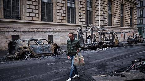 In Paris und anderen St&auml;dten hinterlie&szlig;en Randalierer eine Spur der Verw&uuml;stung.