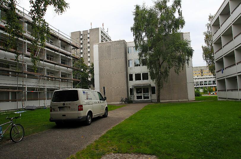 Links verspricht ein Baugerüst, dass bessere Zeiten kommen. Eine Sanierung ist überfällig.