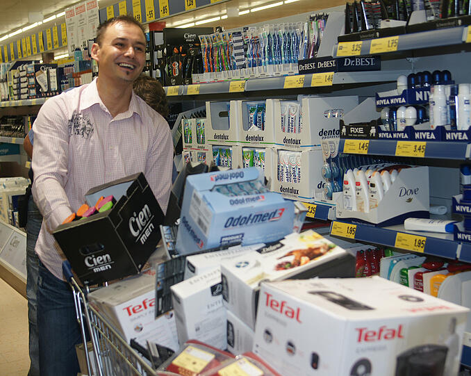 Einkaufen mal anders. Beim Speedshopping im Lidl dürfen sich fünf Münchner nach Lust und Laune bedienen - ohne dafür zu zahlen. Allerdings haben sie nur drei Minuten Zeit dafür. Die besten Bilder von einer rasanten Einkaufstour.