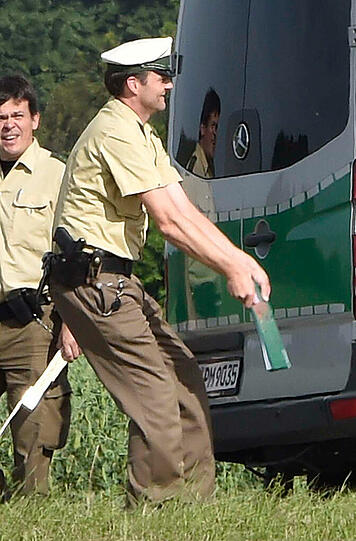 Käfer gegen Polizisten: Die Bilder zu einem denkwürdigen Einsatz.