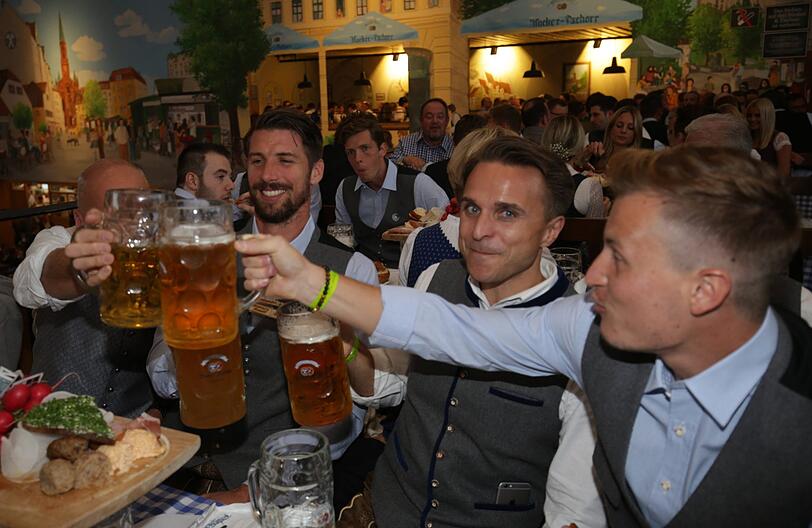 Klicken Sie sich durch die besten Bilder zum Oktoberfestbesuch der Sechzger.