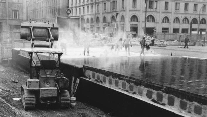 Offene Wunde: Arbeiten am Altstadtring an der Kreuzung zur Maximilianstraße 1968 – hier wird er sogar noch einmal verbreitert. Offene Wunde: Arbeiten am Altstadtring an der Kreuzung zur Maximilianstraße 1968 – hier wird er sogar noch einmal verbreitert.