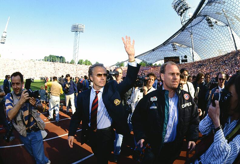 Nach dem Meisterstück gegen Schalke im Jahr 1994 (v.r.): Manager Uli Hoeneß und Trainer Franz Beckenbauer.