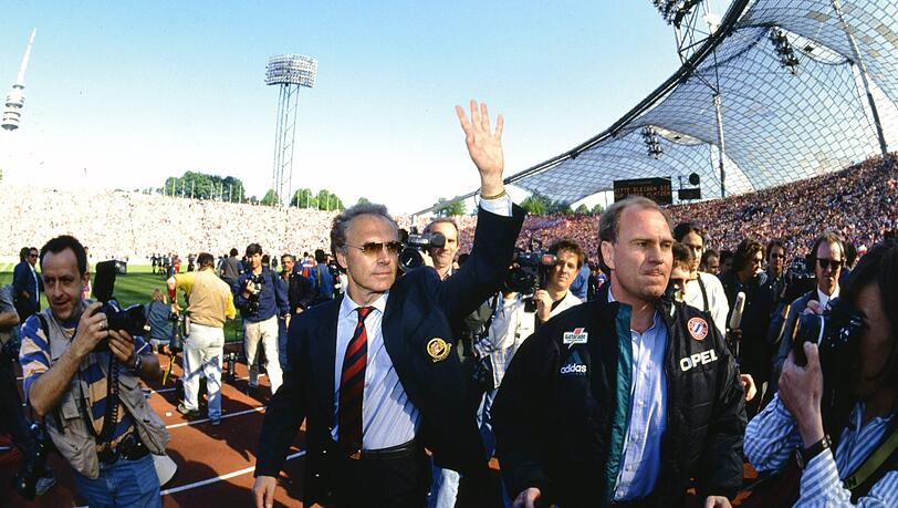 Nach dem Meisterstück gegen Schalke im Jahr 1994 (v.r.): Manager Uli Hoeneß und Trainer Franz Beckenbauer. Nach dem Meisterstück gegen Schalke im Jahr 1994 (v.r.): Manager Uli Hoeneß und Trainer Franz Beckenbauer.
