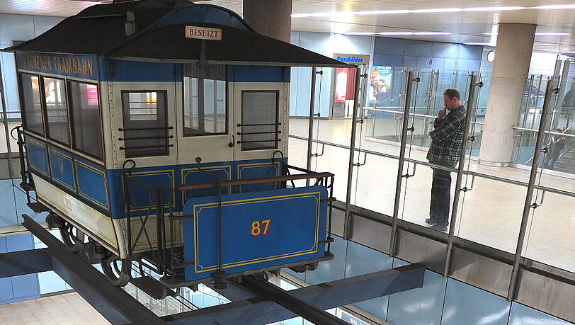 Der Pferdebahnwagen ist leicht zu übersehen - Djordje Matkovic hat ihn trotzdem entdeckt. Der Pferdebahnwagen ist leicht zu übersehen - Djordje Matkovic hat ihn trotzdem entdeckt.
