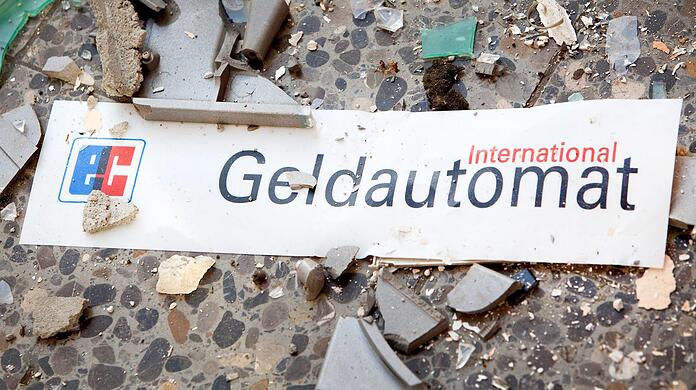 In Taufkirchen wurde ein Geldautomat gesprengt, Geld wurde aber keines erbeutet. (Symbolbild)