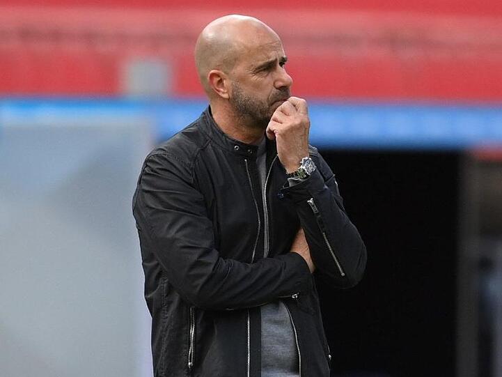 Hat seine Mannschaft für das Spiel gegen Saarbrücken auf fünf Positionen verändert: Bayer-Coach Peter Bosz.