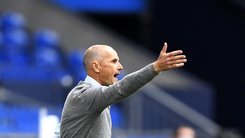Trainer Heiko Herrlich vom FC Augsburg gibt an der Seitenlinie Anweisungen. Foto: Martin Meissner/AP-Pool/dpa Trainer Heiko Herrlich vom FC Augsburg gibt an der Seitenlinie Anweisungen. Foto: Martin Meissner/AP-Pool/dpa