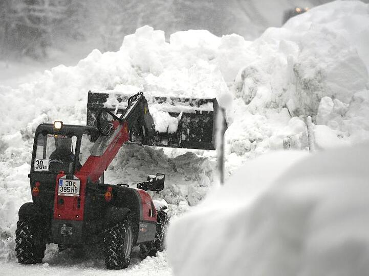 Ein Bagger befreit eine Straße vom Schnee. Foto: Harald Schneider