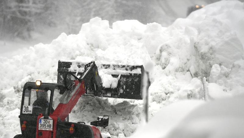 Ein Bagger befreit eine Straße vom Schnee. Foto: Harald Schneider Ein Bagger befreit eine Straße vom Schnee. Foto: Harald Schneider
