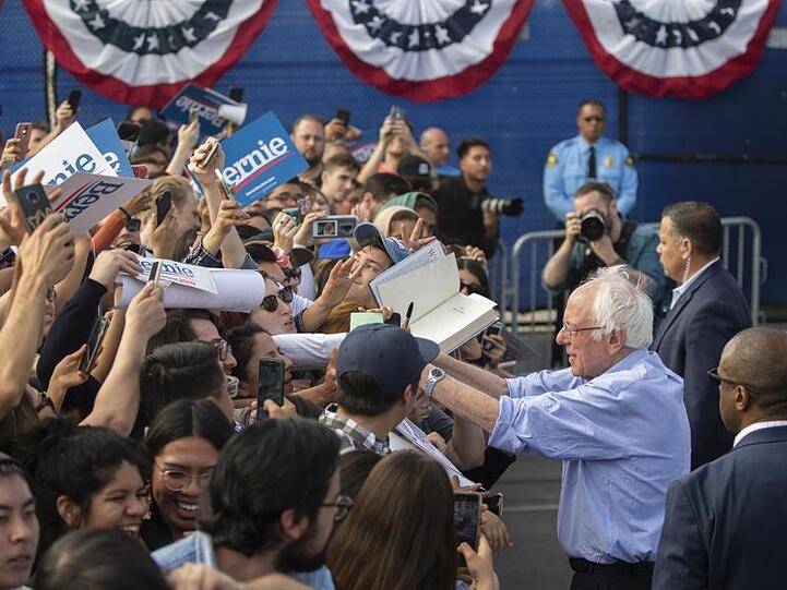 Bernie Sanders gibt Autogramme an einer Schule im kalifornischen Santa Ana.