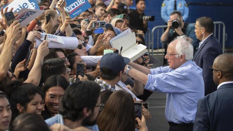 Bernie Sanders gibt Autogramme an einer Schule im kalifornischen Santa Ana. Bernie Sanders gibt Autogramme an einer Schule im kalifornischen Santa Ana.
