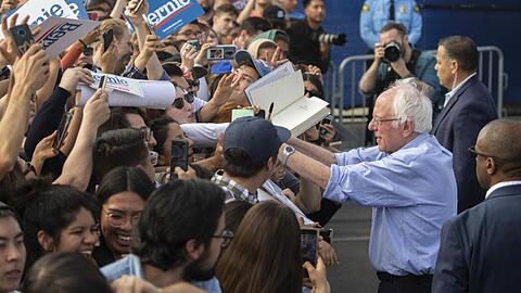 Bernie Sanders gibt Autogramme an einer Schule im kalifornischen Santa Ana.