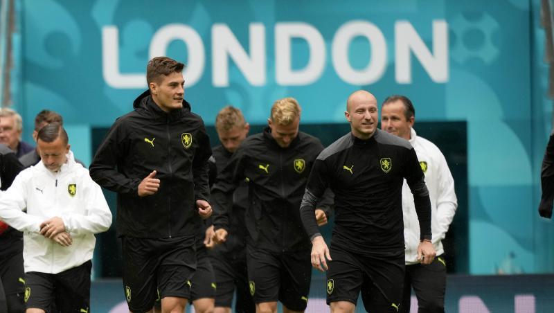Die Tschechen um Stürmer Patrik Schick (l) bereiten sich auf das Spiel gegen England vor.
