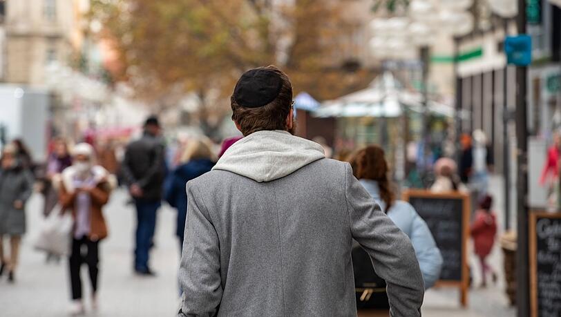 In der Fußgängerzone mit Kippa unterwegs sein? Das ist für Münchner Juden ein Risiko - denn Übergriffe gibt es viele.