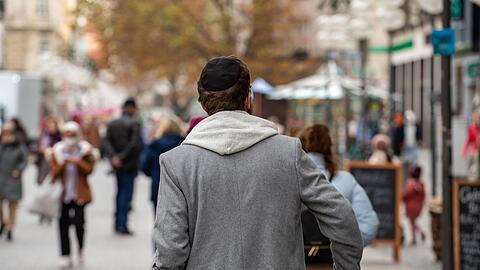 In der Fußgängerzone mit Kippa unterwegs sein? Das ist für Münchner Juden ein Risiko - denn Übergriffe gibt es viele.