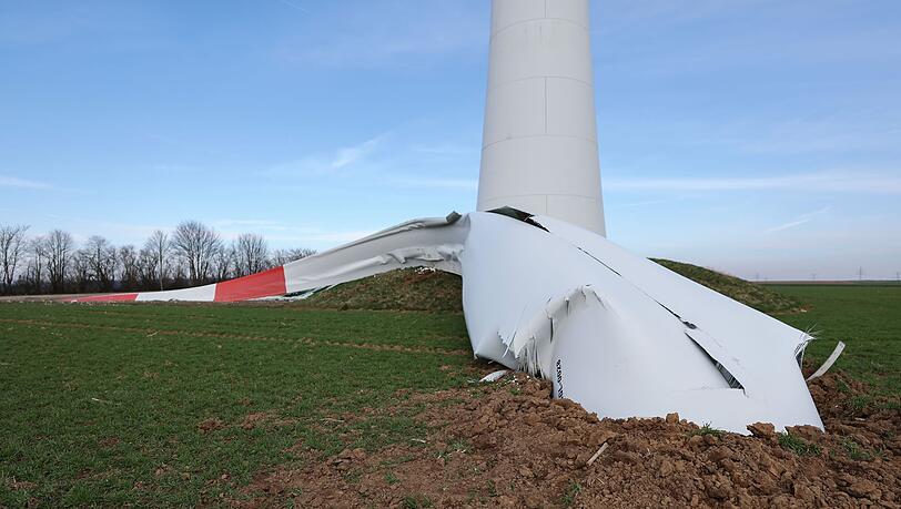 Ein havariertes Rotorblatt bei Berching in der Oberpfalz.