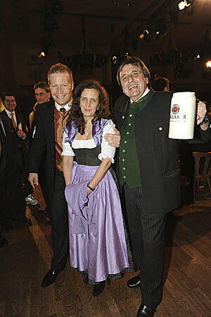 Paulaner-Geschäftsführer Andreas Steinfatt mit Peter Pongratz und Frau Arabella