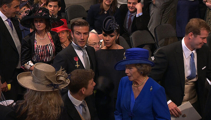 Die ersten Gäste kommen an der Westminster Abbey an: Fußballstar David Beckham mit seiner Frau Victoria.