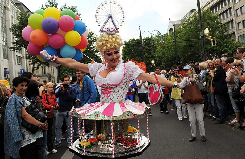 Fantasievoll bekleidet feiern am Samstag die Teilnehmer auf der Parade zum Christopher Street Day (CSD) in Berlin.