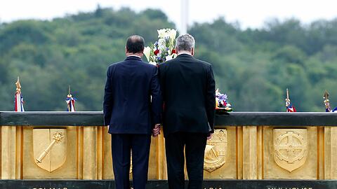 Frankreichs Staatschef Francois Hollande und der deutsche Bundespräsident Joachim Gauck nehemn an einer Gedenkfeier zum ersten Weltkrieg teil.