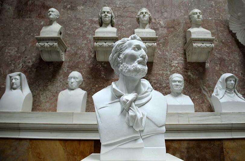 Die Büste des Dichters Heinrich Heine steht in der Walhalla in Donaustauf (Bayern). Das Innere des Säulentempels ist gefüllt mit Büsten deutscher Persönlichkeiten. Kommt bald auch jene von Franz Josef Strauß dazu?