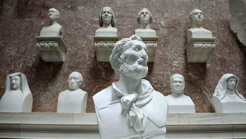 Die Büste des Dichters Heinrich Heine steht in der Walhalla in Donaustauf (Bayern). Das Innere des Säulentempels ist gefüllt mit Büsten deutscher Persönlichkeiten. Kommt bald auch jene von Franz Josef Strauß dazu? Die Büste des Dichters Heinrich Heine steht in der Walhalla in Donaustauf (Bayern). Das Innere des Säulentempels ist gefüllt mit Büsten deutscher Persönlichkeiten. Kommt bald auch jene von Franz Josef Strauß dazu?