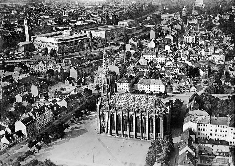 So sieht es in München 1935 aus, damals ist das Ende der Altmünchner Herbergsviertel schon eingeläutet.