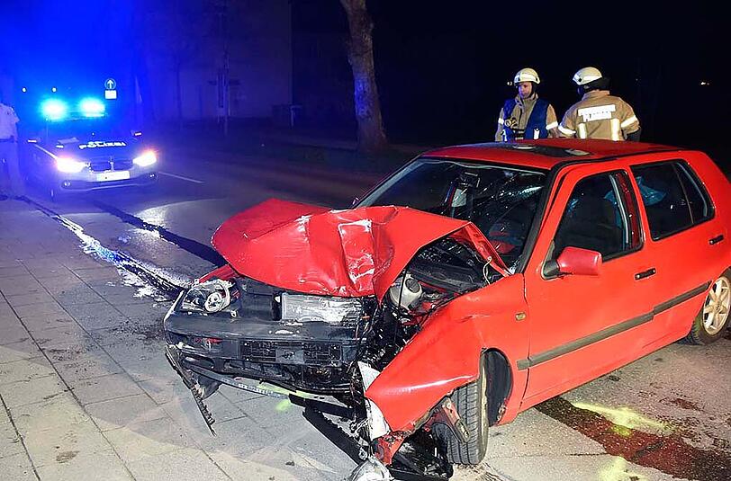 Bilder vom Verkehrsunfall in Planegg: Der Fahrer verlor die Kontrolle über seinen Wagen und krachte gegen das Tor einer Einfahrt.