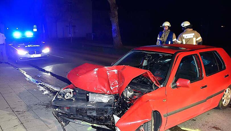 Bilder vom Verkehrsunfall in Planegg: Der Fahrer verlor die Kontrolle über seinen Wagen und krachte gegen das Tor einer Einfahrt. Bilder vom Verkehrsunfall in Planegg: Der Fahrer verlor die Kontrolle über seinen Wagen und krachte gegen das Tor einer Einfahrt.