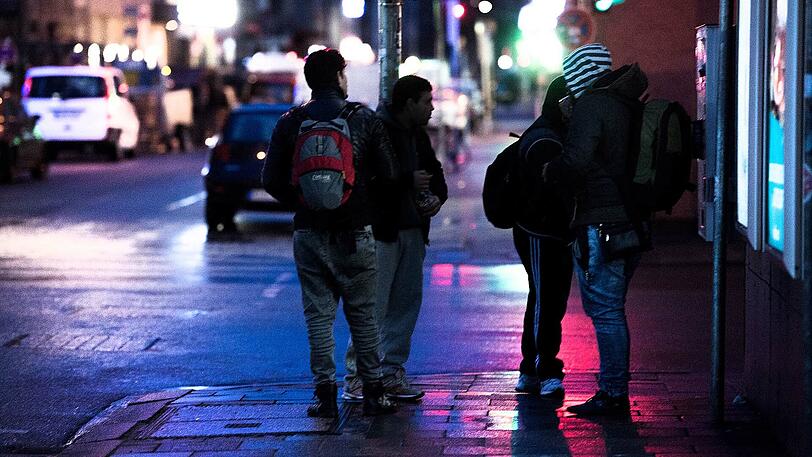 Ein Bild, welches man immer häufiger in deutschen Großstädten beobachten kann: Tagelöhner warten an der Straße auf Arbeit.