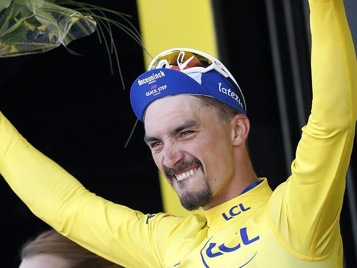Julian Alaphilippe durfte sich nach Etappenende erneut im Gelben Trikot feiern lassen.