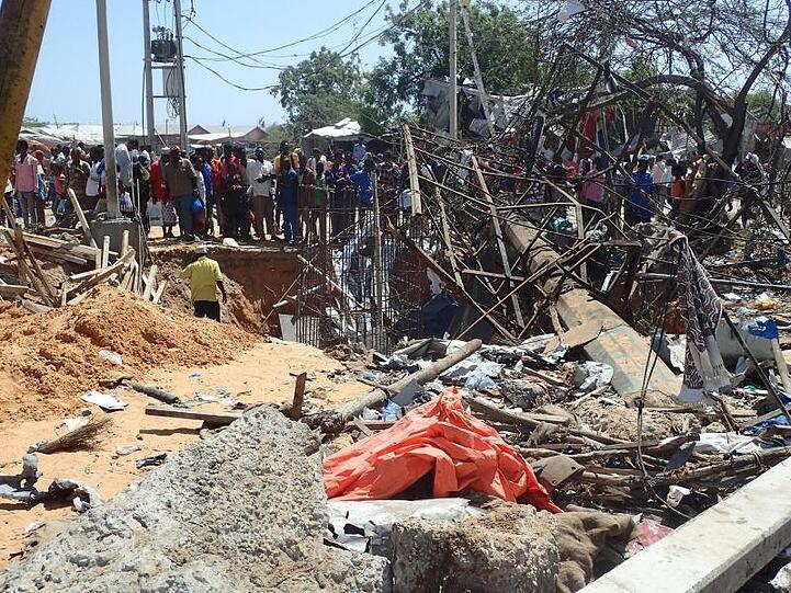 Bei einem Sprengstoffanschlag waren am Samstag in Mogadischu fast 100 Menschen getötet und mehr als 120 verletzt worden.