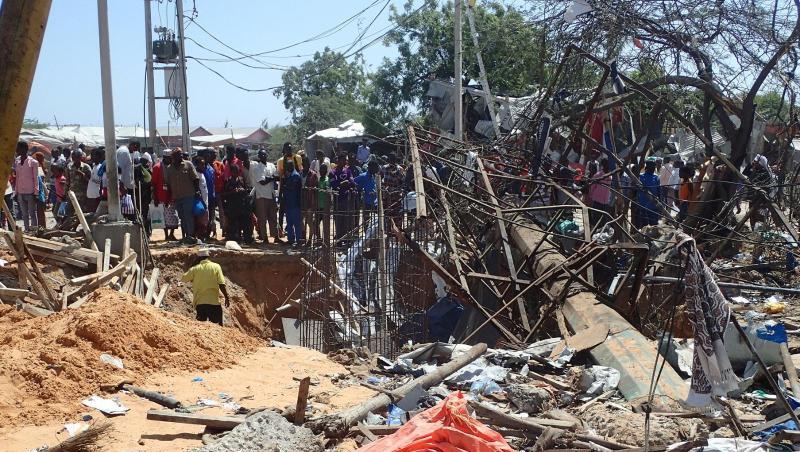 Bei einem Sprengstoffanschlag waren am Samstag in Mogadischu fast 100 Menschen getötet und mehr als 120 verletzt worden. Bei einem Sprengstoffanschlag waren am Samstag in Mogadischu fast 100 Menschen getötet und mehr als 120 verletzt worden.