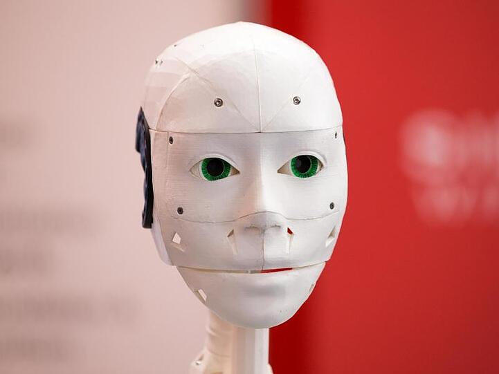 Ein humanoider Roboter aufgenommen auf der IT-Messe CeBIT 2018: Weltweit führend bei der KI sind die USA und China mit Unternehmen wie Google, Amazon, Facebook, Apple, Alibaba oder Huawei.
