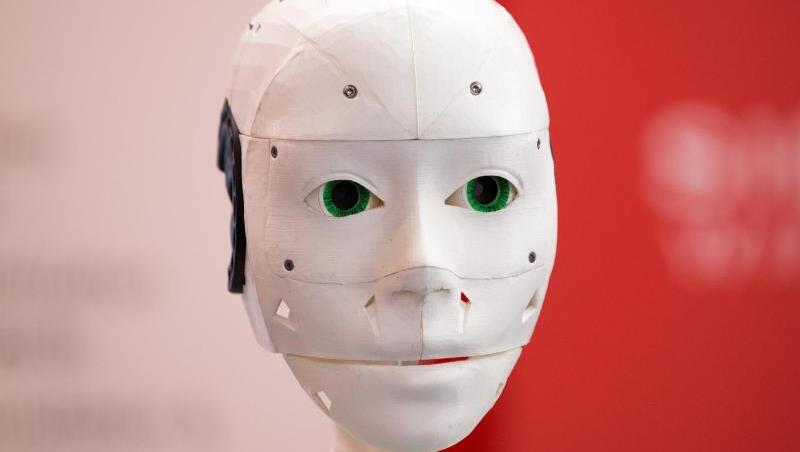 Ein humanoider Roboter aufgenommen auf der IT-Messe CeBIT 2018: Weltweit führend bei der KI sind die USA und China mit Unternehmen wie Google, Amazon, Facebook, Apple, Alibaba oder Huawei. Ein humanoider Roboter aufgenommen auf der IT-Messe CeBIT 2018: Weltweit führend bei der KI sind die USA und China mit Unternehmen wie Google, Amazon, Facebook, Apple, Alibaba oder Huawei.