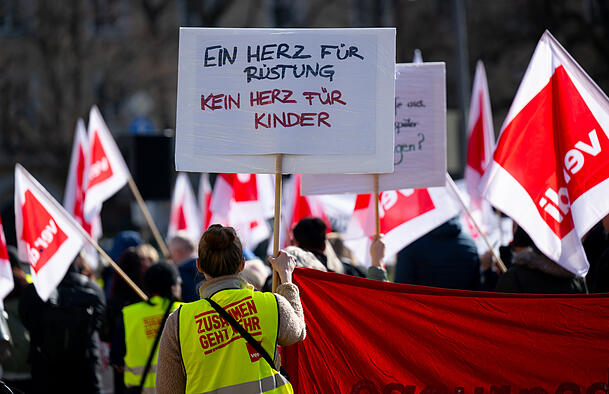 Mitarbeiter des öffentlichen Dienstes nehmen nach einem Aufruf der Gewerkschaft Verdi vor dem Klinikum Schwabing an einem Warnstreik teil. Verdi fordert für Beschäftigte von Bund und Kommunen acht Prozent mehr Entgelt, aber mindestens 350 Euro mehr im Monat.