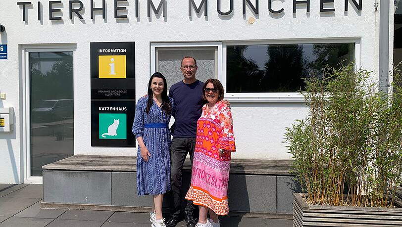 Anita Eichhorn und Brigitte Walbrun mit Thomas Zeiner, Geschäftsführer vom Tierheim München. Anita Eichhorn und Brigitte Walbrun mit Thomas Zeiner, Geschäftsführer vom Tierheim München.