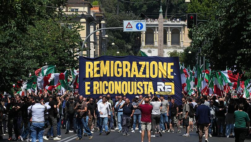 Eine von rechtsextremen Gruppen organisierte Demonstration findet in Rom statt.