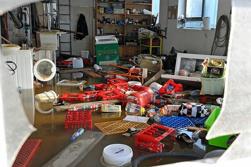Die Hilfsbereitschaft der Menschen ist groß: In der vom Hochwasser schwer betroffenen Stadt Deggendorf sammelt der Kreisjugendring (KJR) Sachspenden für die Flutopfer.