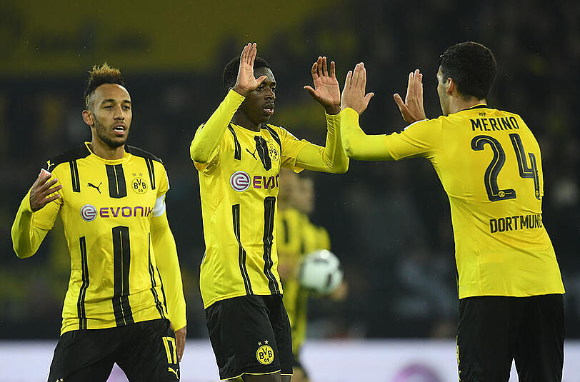 Dortmunds Pierre-Emerick Aubameyang jubelt mit Ousmane Dembele und Mikel Merino über seinen Treffer zum 1:1.