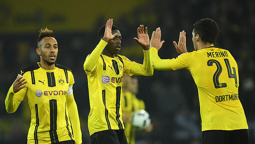 Dortmunds Pierre-Emerick Aubameyang jubelt mit Ousmane Dembele und Mikel Merino über seinen Treffer zum 1:1. Dortmunds Pierre-Emerick Aubameyang jubelt mit Ousmane Dembele und Mikel Merino über seinen Treffer zum 1:1.