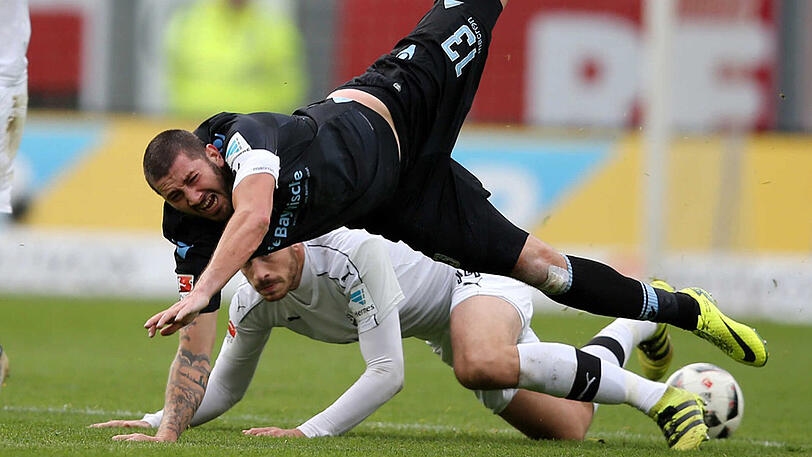 Sascha Mölders vom TSV 1860 (vorne) fliegt über Tim Kister vom SV Sandhausen.