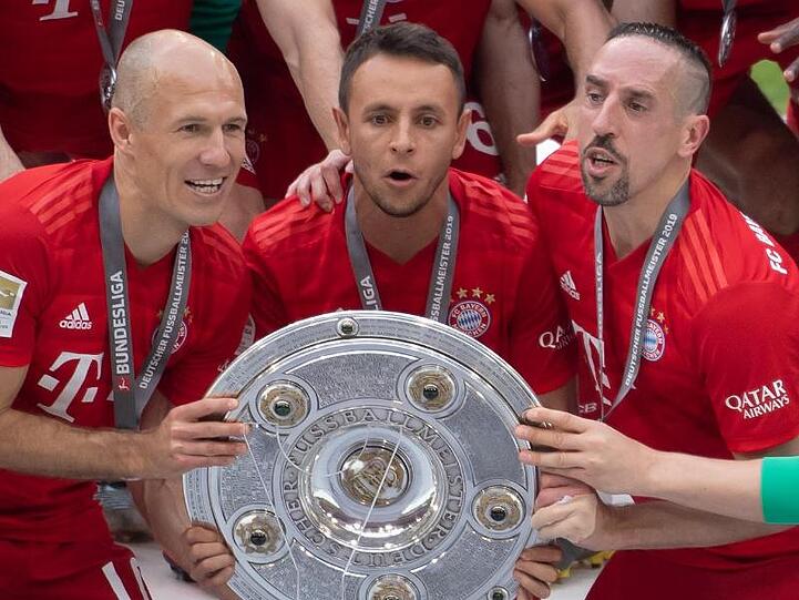 Arjen Robben (l-r), Rafinha und Franck Ribery mit der Meisterschale. Foto: Sven Hoppe/Archivbild