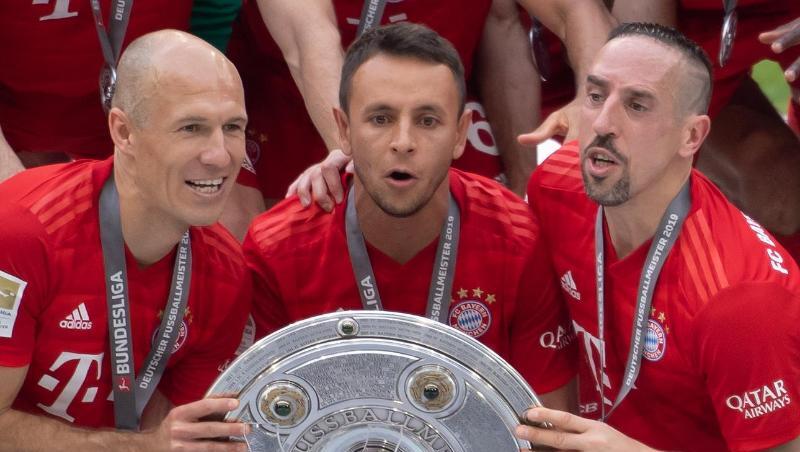 Arjen Robben (l-r), Rafinha und Franck Ribery mit der Meisterschale. Foto: Sven Hoppe/Archivbild Arjen Robben (l-r), Rafinha und Franck Ribery mit der Meisterschale. Foto: Sven Hoppe/Archivbild